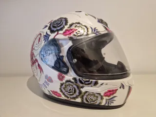 Casco de moto blanco con flores