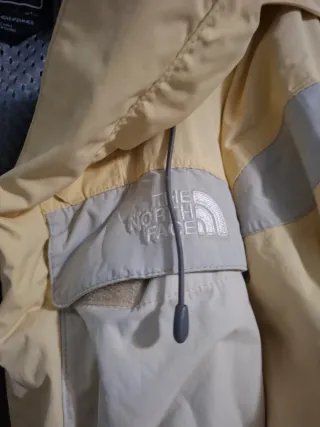 Chaqueta The North Face Amarilla y Gris