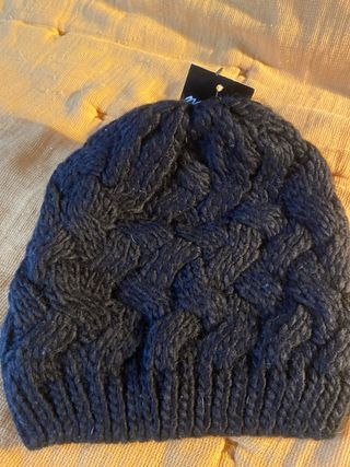 Gorro de lana Natura negro con etiqueta