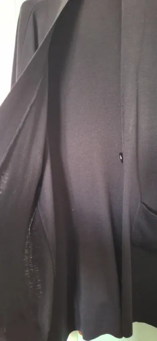 Gilet nero con bottone