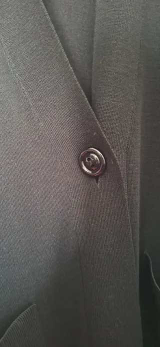 Gilet nero con bottone