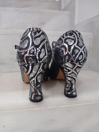 Zapatos de tacón con T-strap y estampado