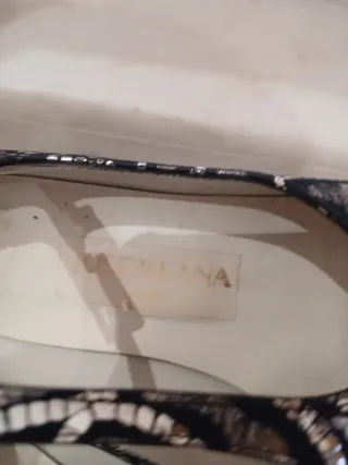 Zapatos de tacón con T-strap y estampado