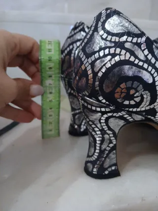 Zapatos de tacón con T-strap y estampado