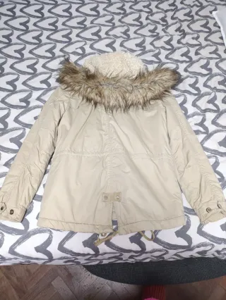 Abrigo beige con capucha y pelo
