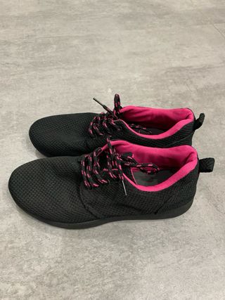 Zapatillas negras y rosas