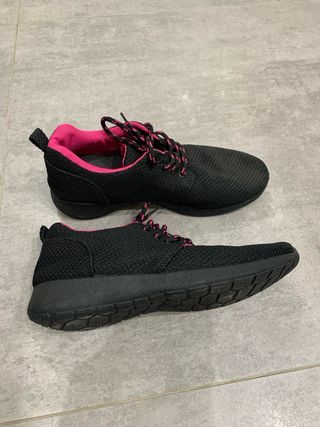 Zapatillas negras y rosas