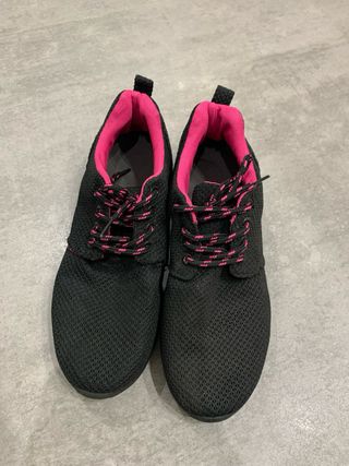 Zapatillas negras y rosas