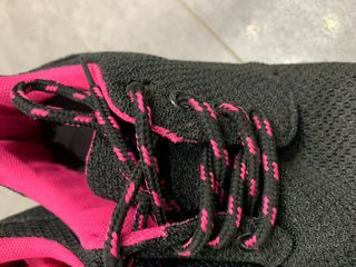 Zapatillas negras y rosas