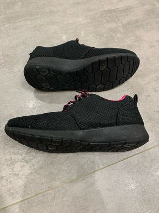 Zapatillas negras y rosas