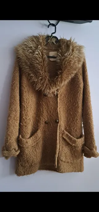 Chaqueta Zara punto con cuello pelo