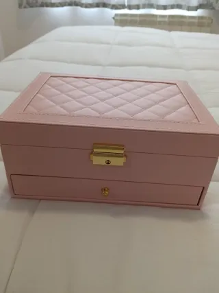 Joyero rosa con cajón y cerradura dorada