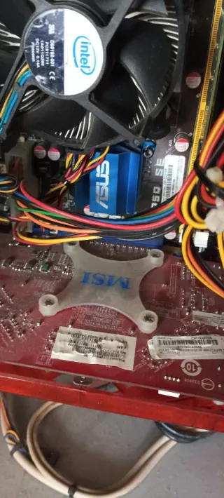 Ordenador sobremesa gris y negro