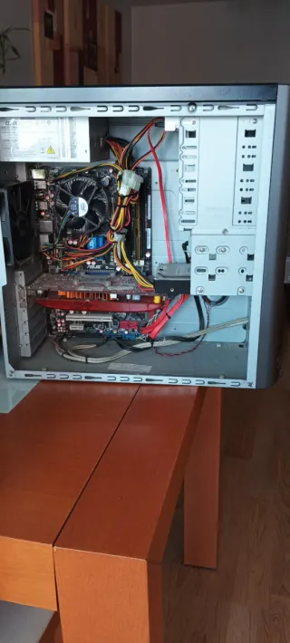 Ordenador sobremesa gris y negro