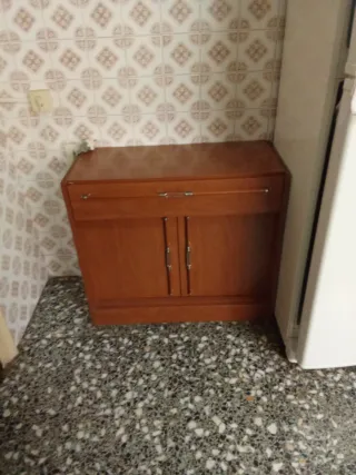 Mueble de madera con puertas