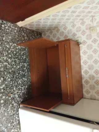 Mueble de madera con puertas