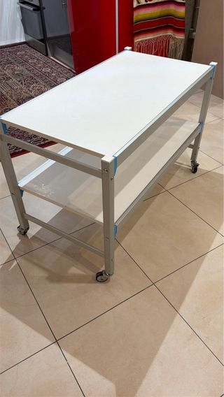 Mesa auxiliar blanca con ruedas