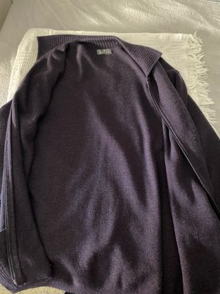 Chaqueta morada con cremallera y cuello