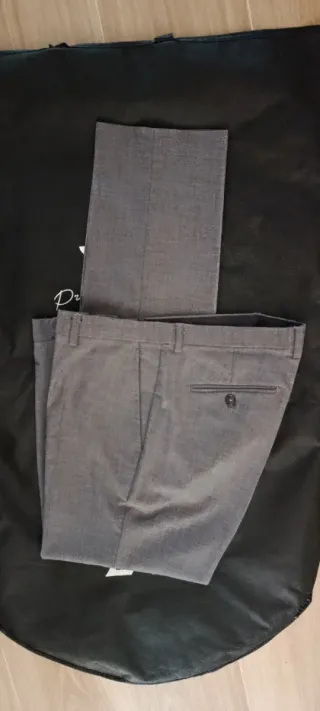 Traje de chaqueta gris con chaleco