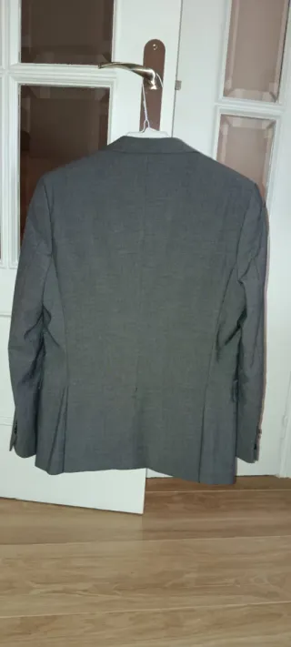 Traje de chaqueta gris con chaleco