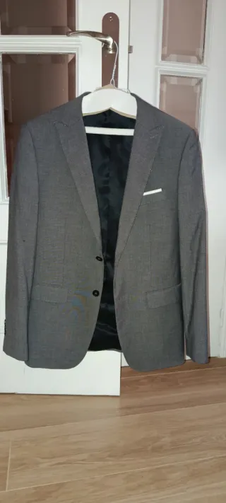 Traje de chaqueta gris con chaleco