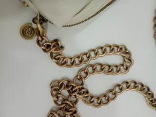 Bolso blanco con cadena dorada