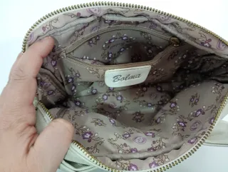 Bolso blanco con cadena dorada