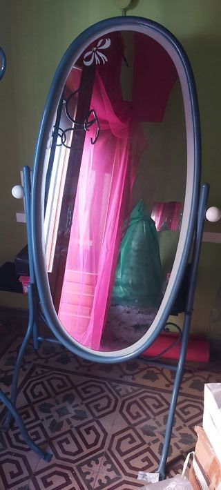 Specchio e attaccapanni azzurro