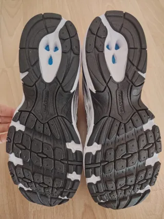 Zapatillas New Balance grises y plateadas