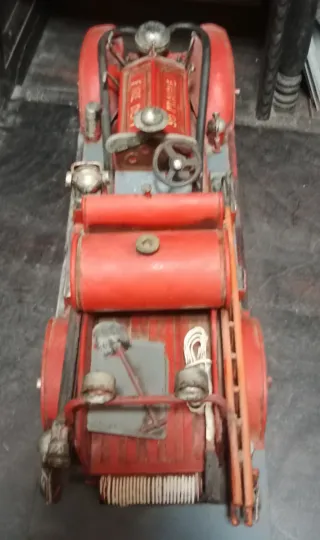 Camión de bomberos antiguo rojo