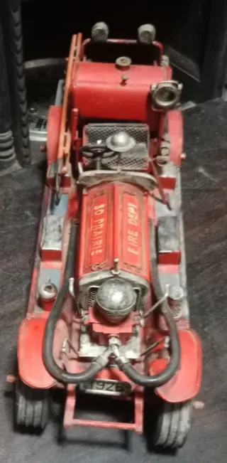 Camión de bomberos antiguo rojo