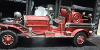 Camión de bomberos antiguo rojo