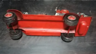 Camión de bomberos antiguo rojo