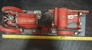 Camión de bomberos antiguo rojo