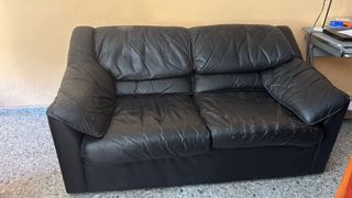 Sofá de piel negro