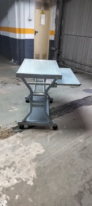 Mesa de ordenador metálica con cristal