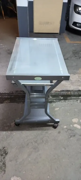 Mesa de ordenador metálica con cristal