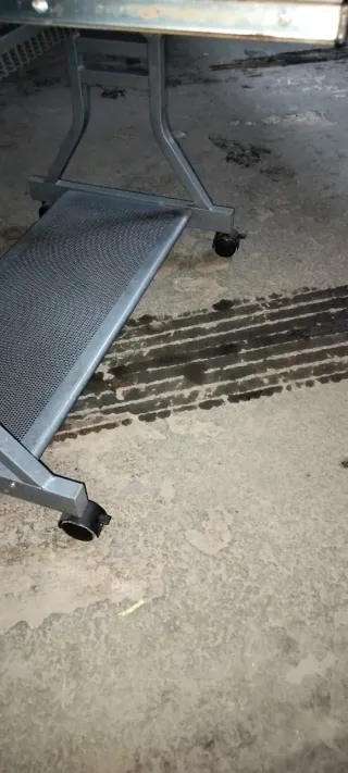 Mesa de ordenador metálica con cristal