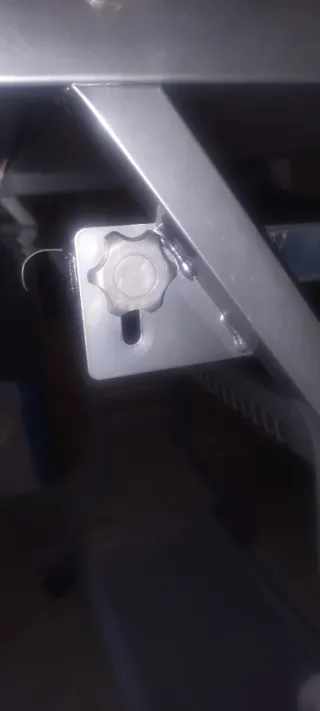 Mesa de ordenador metálica con cristal