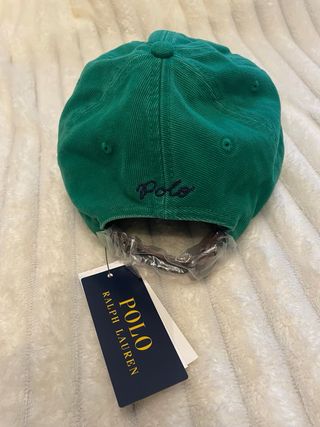 Gorra verde con letra P