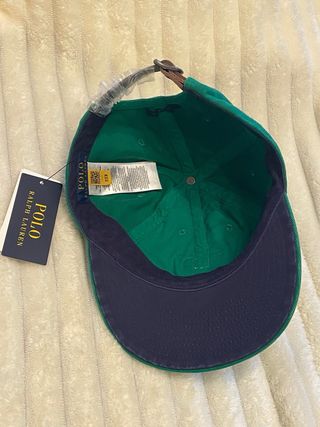 Gorra verde con letra P
