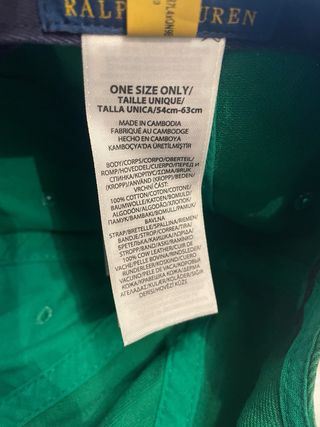 Gorra verde con letra P