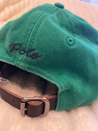 Gorra verde con letra P