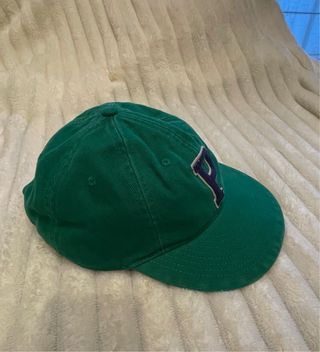 Gorra verde con letra P