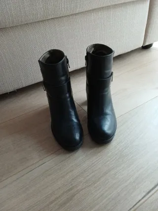 Botines de cuero negros con hebillas