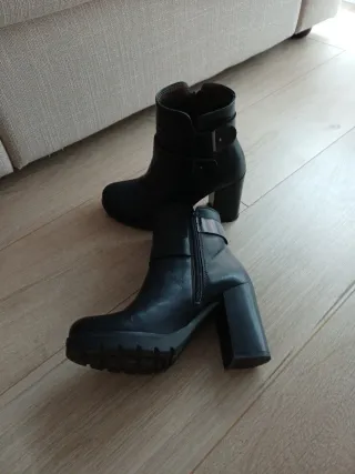 Botines de cuero negros con hebillas