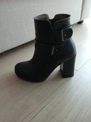 Botines de cuero negros con hebillas