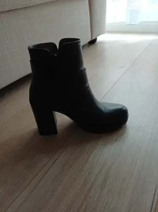 Botines de cuero negros con hebillas