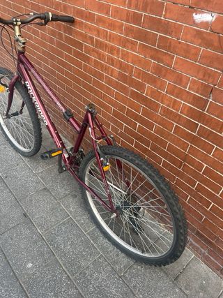 Bicicleta rockRider para reparar