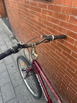 Bicicleta rockRider para reparar